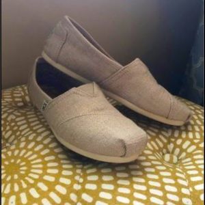 Tom’s Classics size 6, light burlap with gold flecks